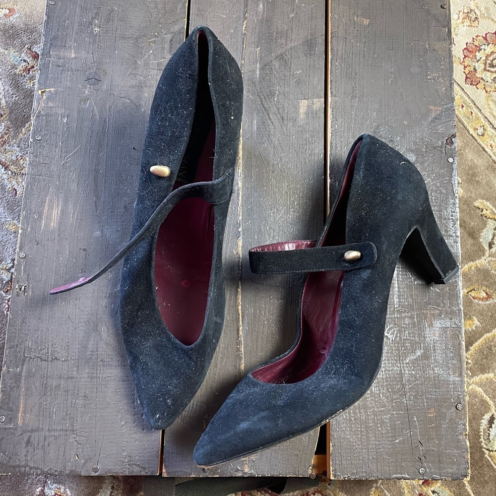 Vintage Donna Karan heels 
Black suede with a brass closure - Picture 2 of 4